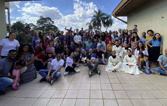 Comunidade Angelus Mariae reunida
